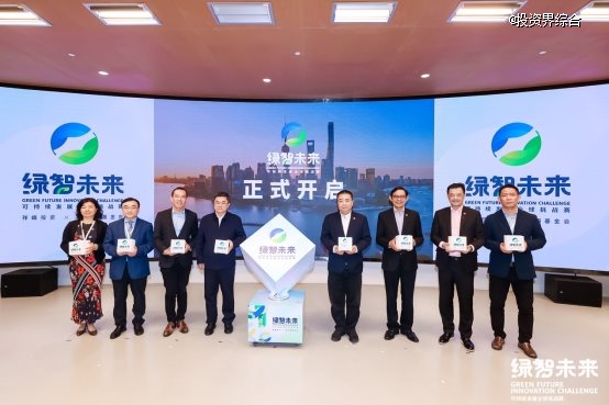 一群人站在屏幕前 中度可信度描述已自动生成