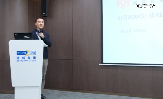 男人在电视前 AI 生成的内容可能不正确。